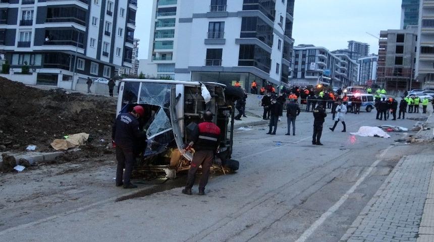 Samsun'da feci kaza! Belediyenin işçi servisi devrildi: Ölü ve yaralılar var