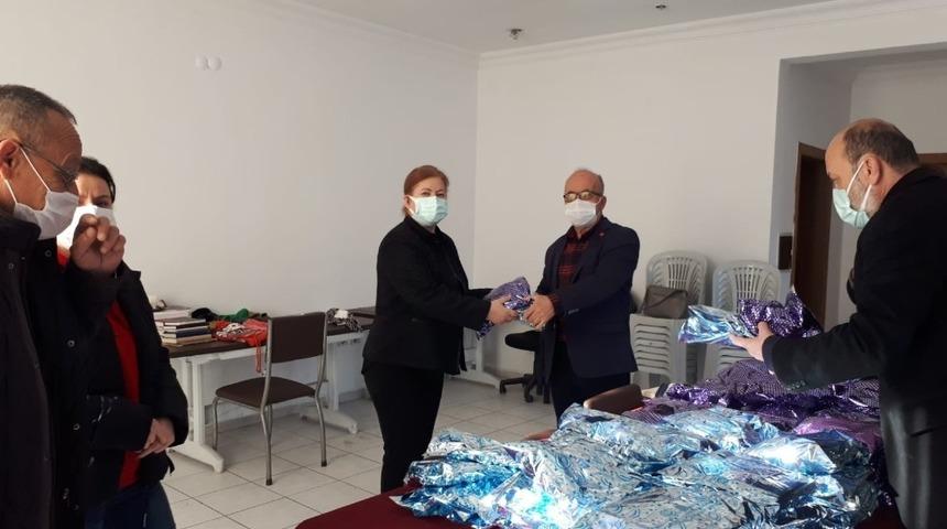 İhtiyaç sahibi çocuklara örgü ördüler