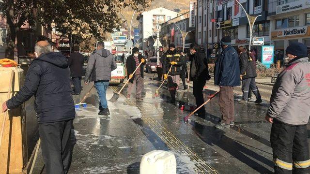 Bayburt’ta Covid- 19 tedbirleri kapsamında cadde ve sokaklarda temizlik devam ediyor