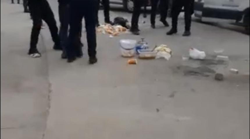 Pilav tezg&acirc;hına el konulan seyyar satıcı zabıta ekiplerine t&uuml;p fırlattı