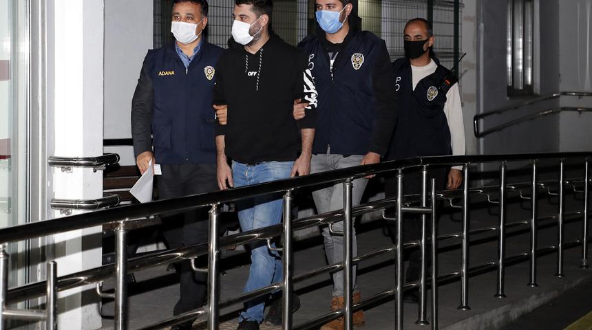 Boğazını kestiği tavuğu ateşe atıp, cinler alemine adadığını söyleyen kişi yakalandı