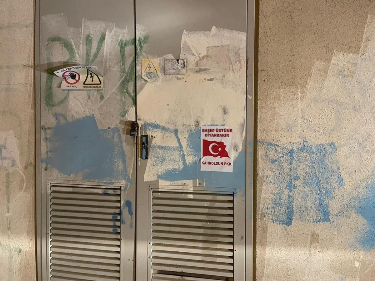 Silvan sokaklarında &rsquo;Kahrolsun PKK&rsquo; afişleri asılı
