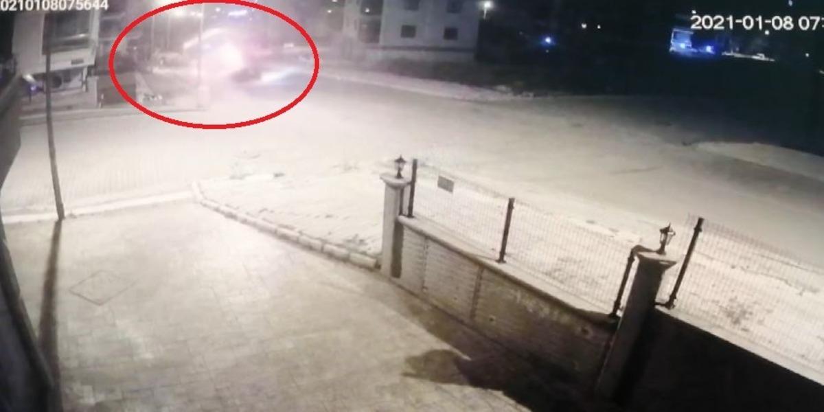 2 kişinin &ouml;ld&uuml;ğ&uuml;, 23 kişinin yaralandığı servis kazası kamerada