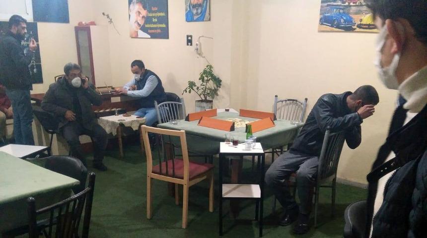 Kumar oynamak için kahvehanenin duvarında delik açmışlar