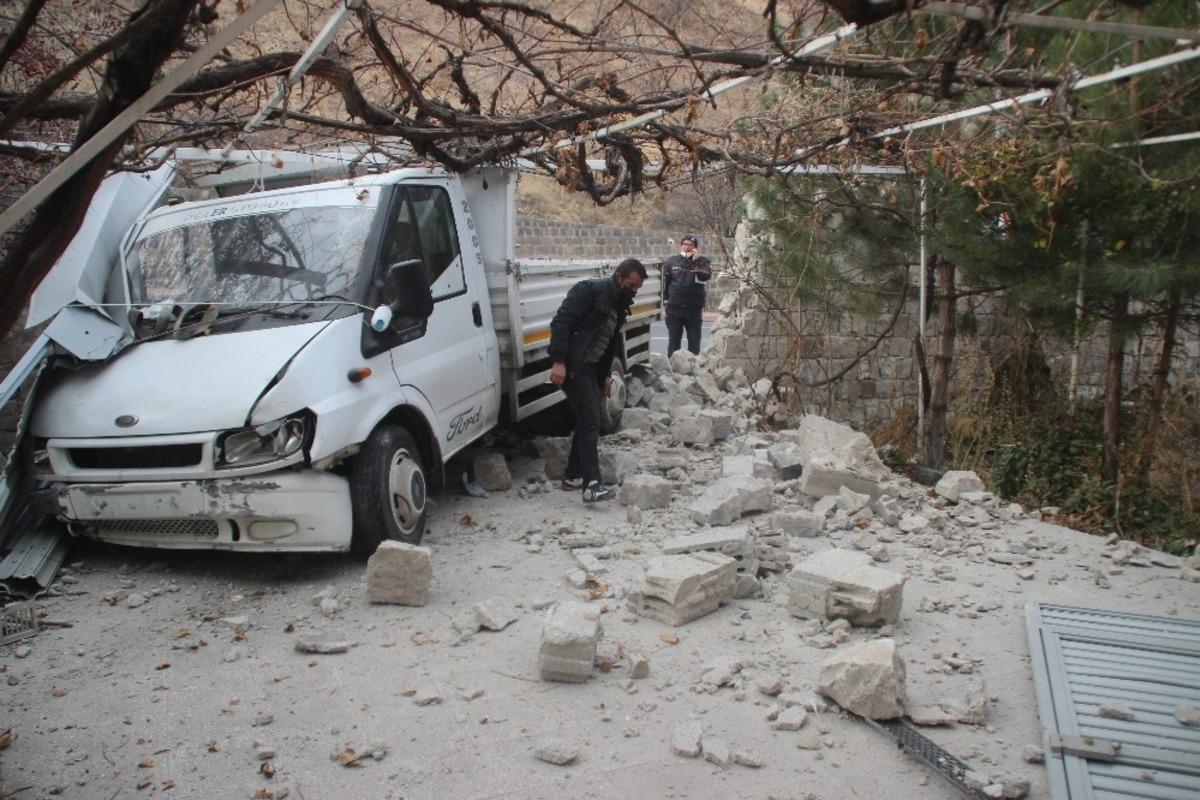 Kafa kafaya &ccedil;arpışan kamyonet ve otomobil garaj kapısını ve duvarlarını yıkıp eve girdi