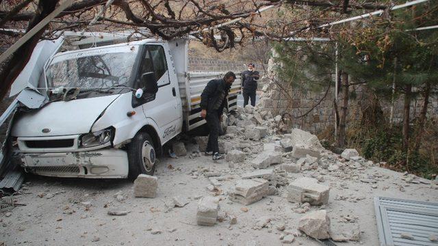 Kafa kafaya çarpışan kamyonet ve otomobil garaj kapısını ve duvarlarını yıkıp eve girdi
