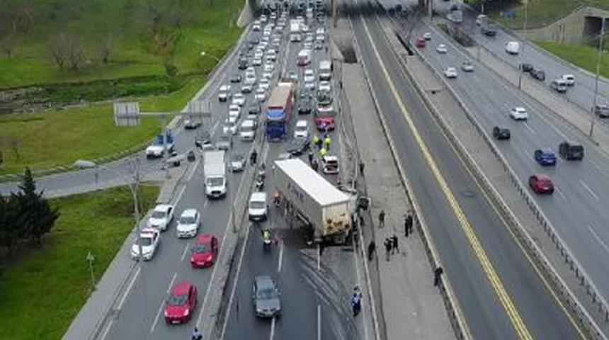 İstanbul'da feci kaza! E-5'te trafik kilitlendi