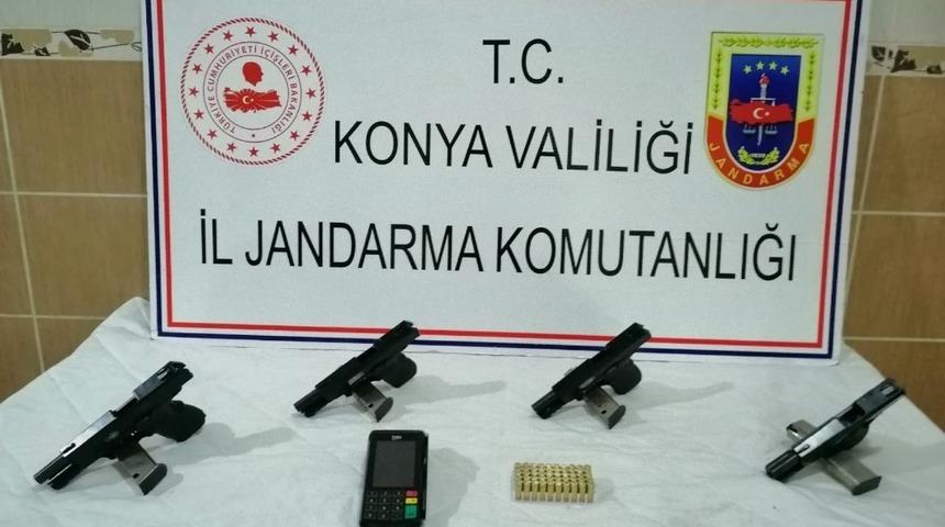 4 tabanca ve 50 mermiyle yakalandı