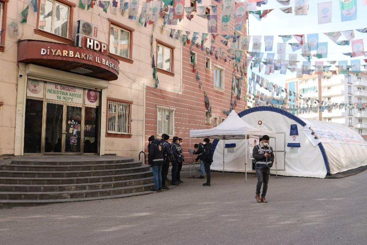 Evlat n&ouml;betindeki anne, g&ouml;zyaşları i&ccedil;inde kızına &rsquo;teslim ol&rsquo; &ccedil;ağrısında bulundu