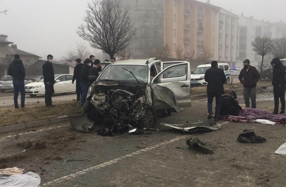 Transit ile pikap  &ccedil;arpıştı: 6 yaralı