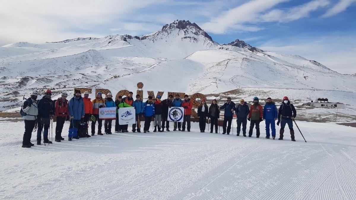 Zorlu Dağcılık Eğitimi 24 Dağcının Katılımı İle S&uuml;r&uuml;yor