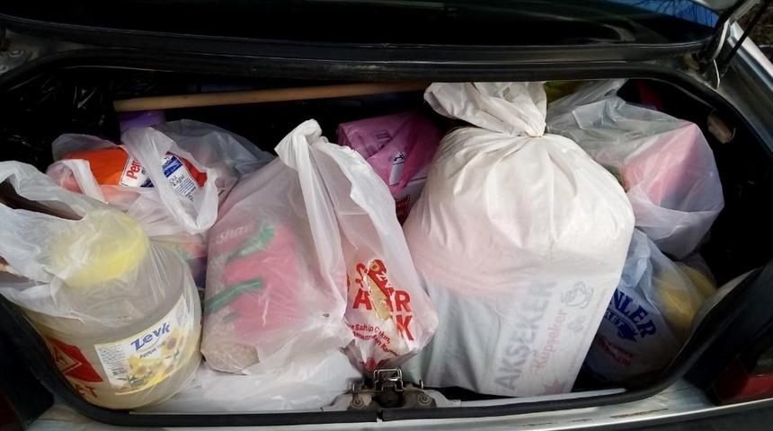 Hayırseverlerden aldığı yardımları ihtiya&ccedil; sahiplerine ulaştırıyor