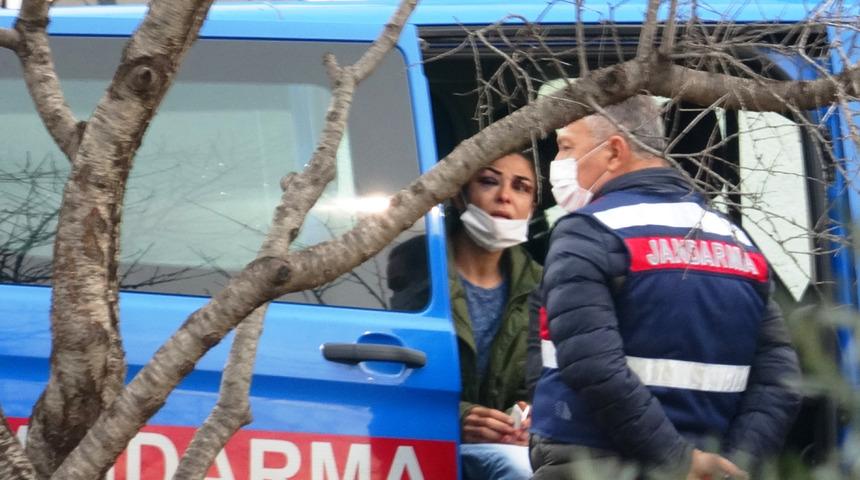 Kendisine kelepçe takıp çıplak halde döven kocasını öldürdü