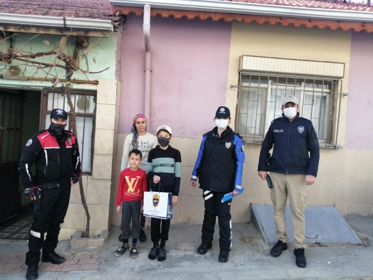 Uşak&rsquo;ta ihtiya&ccedil; sahibi &ccedil;ocuklara tablet dağıtıldı