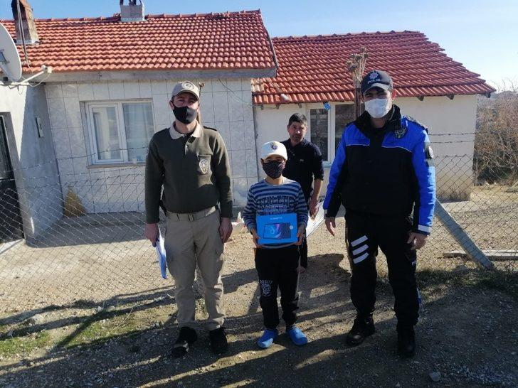 Uşak’ta ihtiyaç sahibi çocuklara tablet dağıtıldı G2