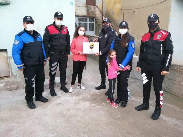 Uşak’ta ihtiyaç sahibi çocuklara tablet dağıtıldı G3