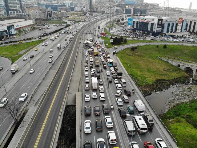 E-5’te kontrolden çıkan tır, metrobüs bariyerine çarptı 1