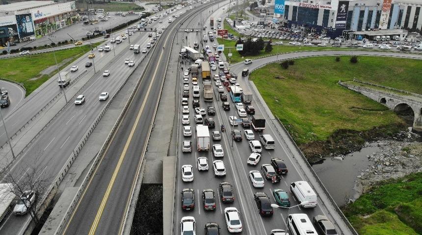 E-5&rsquo;te kontrolden &ccedil;ıkan tır, metrob&uuml;s bariyerine &ccedil;arptı