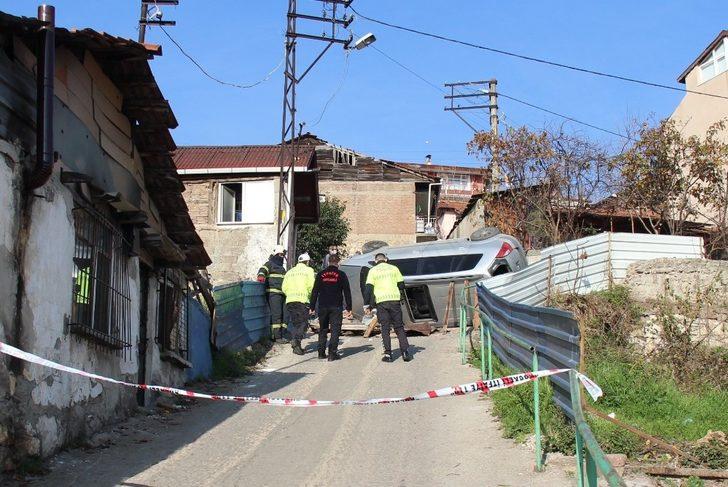 Devrilen otomobilden burnu bile kanamadan çıktı G2