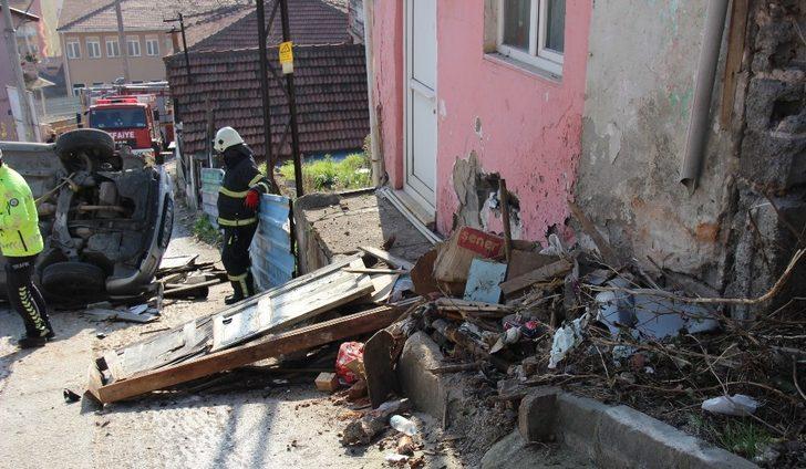 Devrilen otomobilden burnu bile kanamadan çıktı G3