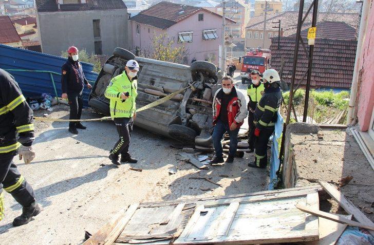 Devrilen otomobilden burnu bile kanamadan çıktı G4