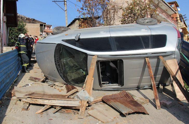 Devrilen otomobilden burnu bile kanamadan çıktı G5