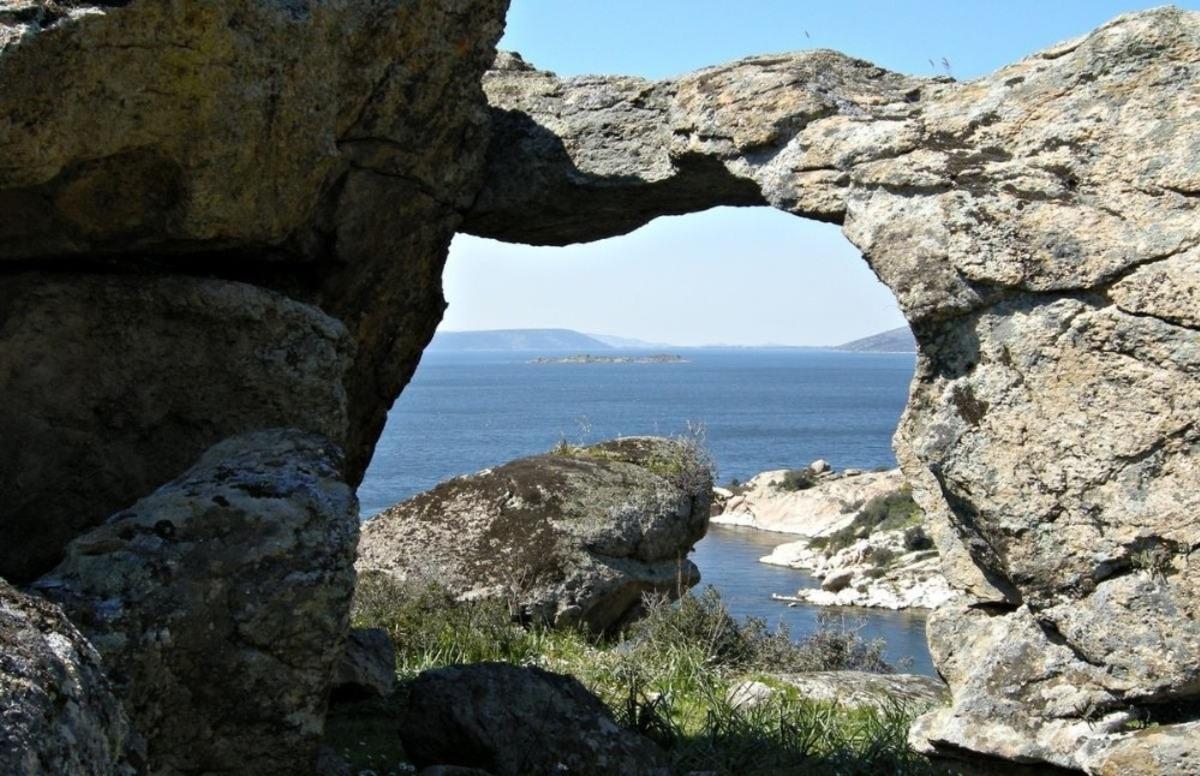 Ka&ccedil;ak kazılar ve ka&ccedil;ak avcılar Menet Adası&rsquo;na zarar veriyor