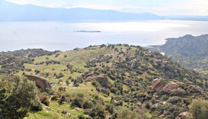 Kaçak kazılar ve kaçak avcılar Menet Adası’na zarar veriyor G3