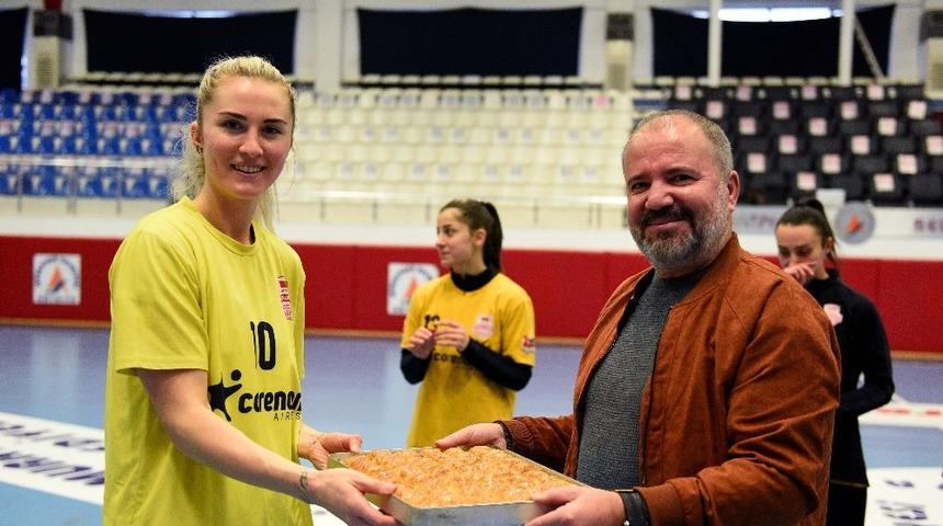 Kadın hentbolculara Avrupa sınavı öncesi baklava dopingi