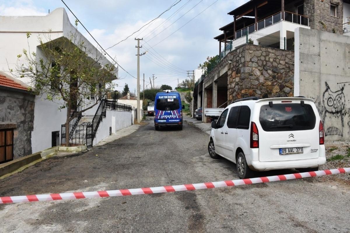 Evini basıp t&uuml;fekle vurdukları şahsın ara&ccedil;larını da yakıp ka&ccedil;tılar