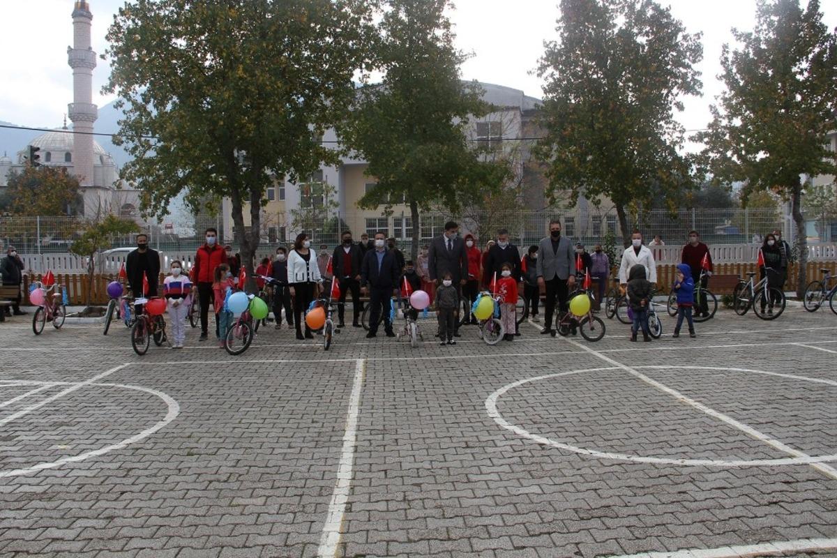 Muhtar, hayırseverlerden topladığı bisikletleri &ccedil;ocuklara dağıtıyor
