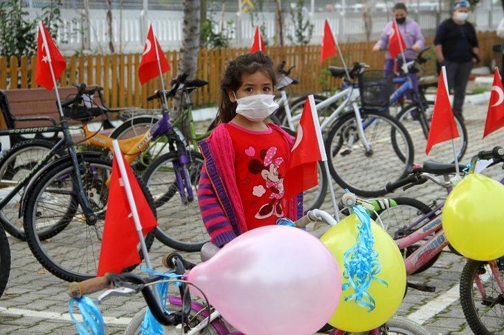 Muhtar, hayırseverlerden topladığı bisikletleri çocuklara dağıtıyor G2