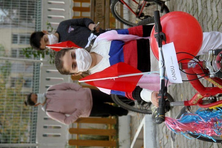 Muhtar, hayırseverlerden topladığı bisikletleri çocuklara dağıtıyor G3