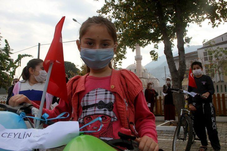 Muhtar, hayırseverlerden topladığı bisikletleri çocuklara dağıtıyor G4