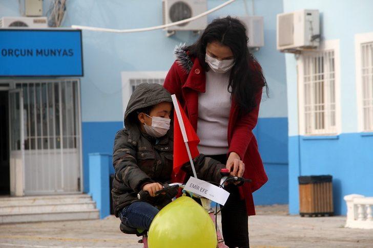 Muhtar, hayırseverlerden topladığı bisikletleri çocuklara dağıtıyor G5