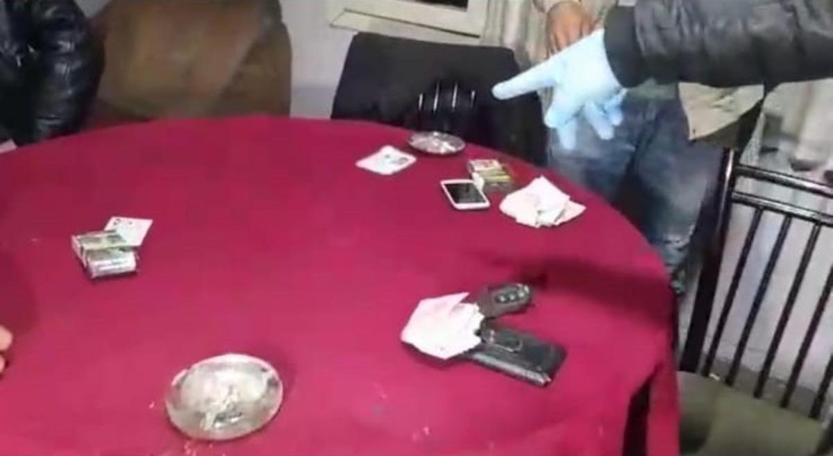 Sokağa &ccedil;ıkma kısıtlamasında kumar oynarken yakalandılar