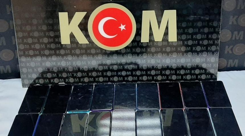 Batman&rsquo;da 22 adet g&uuml;mr&uuml;k ka&ccedil;ağı cep telefonu ele ge&ccedil;irildi