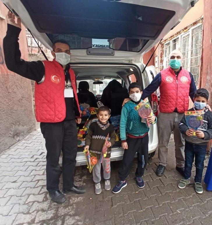 Siirt’te Vefa Sosyal Destek Grubu ekipleri çocukların yüzünü güldürdü G2