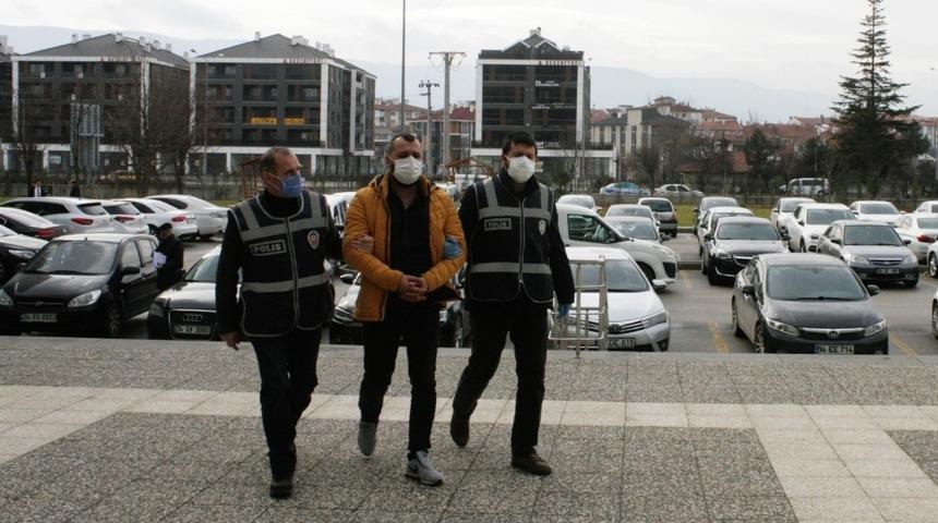 Bolu&rsquo;da yakalanan firari cinayet zanlısı adliyeye sevk edildi