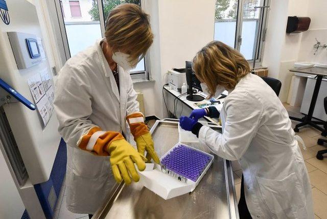 Covid: İtalya da bazı sağlık &ccedil;alışanları  artan  koronavir&uuml;s aşılarını akrabalarına yaptı, inceleme başlatıldı 1