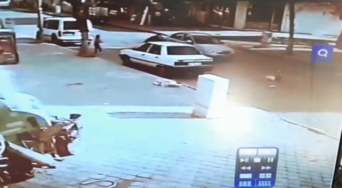 Otomobilin &ouml;n&uuml;ne fırlayan &ccedil;ocuk metrelerce s&uuml;r&uuml;klendi
