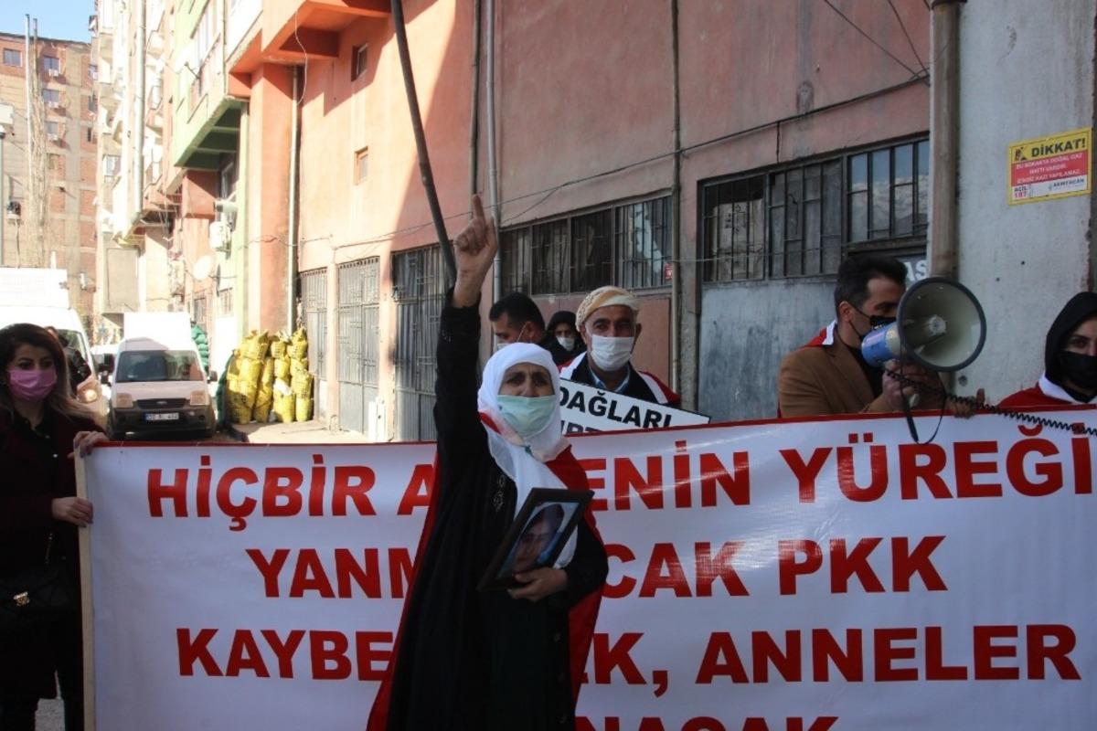 HDP Hakkari il binasında oturma eyleminde kısa s&uuml;reli gerginlik &ccedil;ıktı