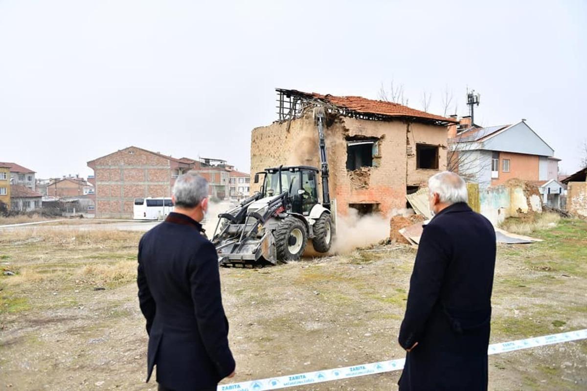 Yeşilyurt&rsquo;ta Melekbaba Mahallesi&rsquo;nde d&ouml;n&uuml;ş&uuml;m yatırımlarına hız verildi