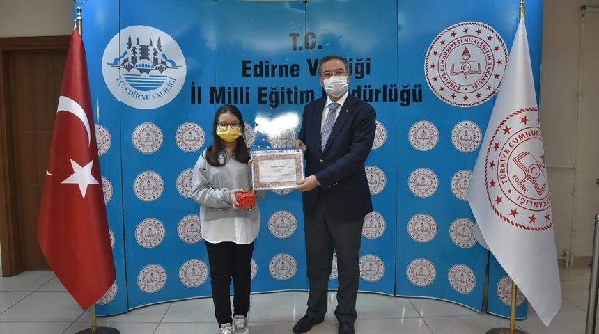 ‘Peygamberimiz ve çocuk’ temalı şiir yarışmasında dereceye giren öğrenciler ödüllerini aldılar