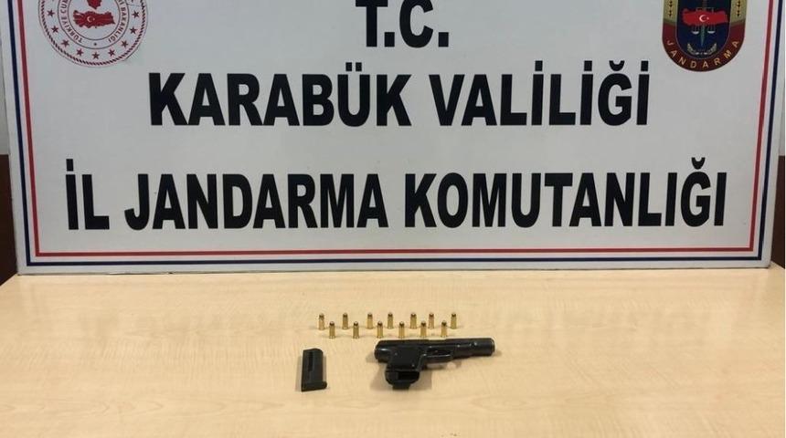 &Uuml;zerinde silah bulunan yaşlı adam g&ouml;zaltına alındı