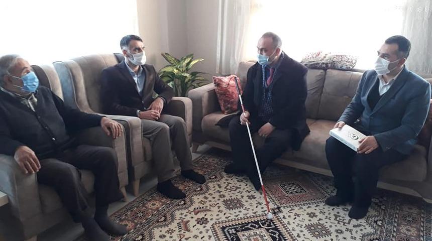 Camide beş vakit namaz kılan engelliye ziyaret