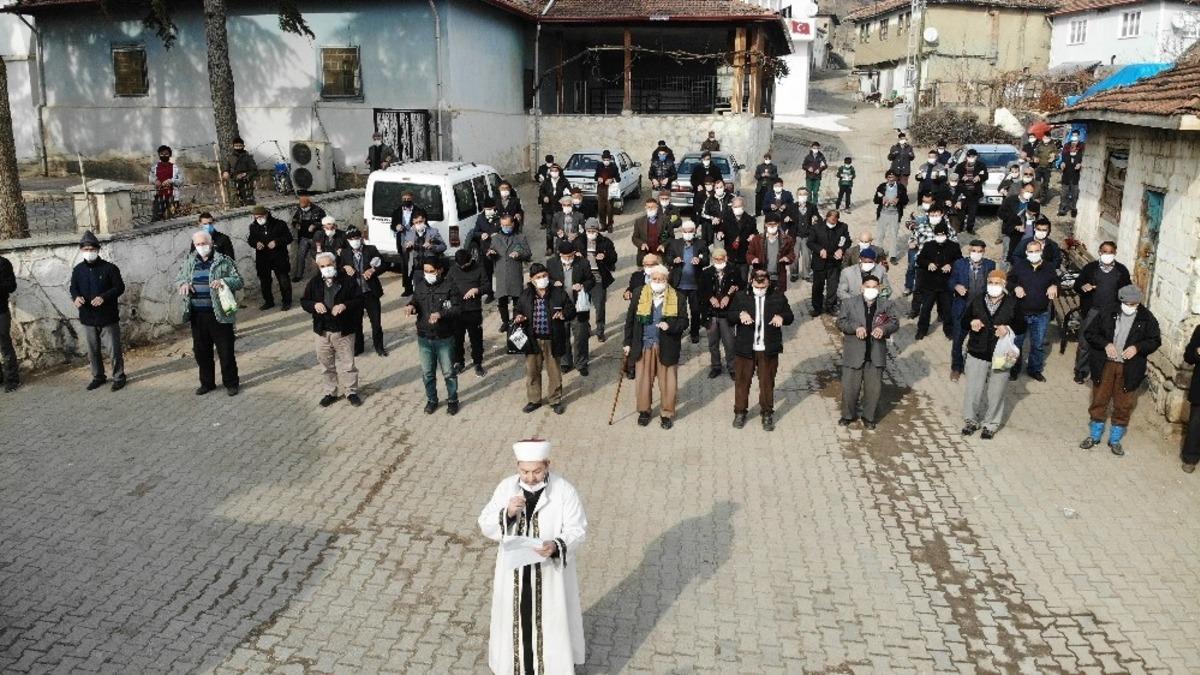 Kuraklık baş g&ouml;sterdi, k&ouml;yl&uuml;ler yağmur duasına &ccedil;ıktı