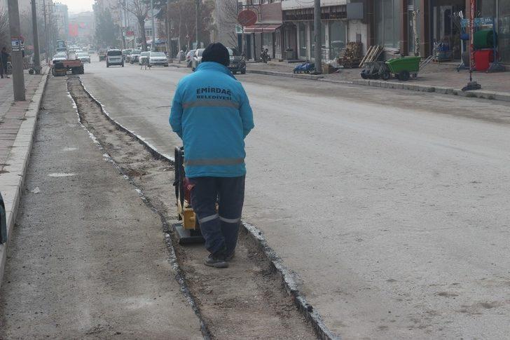 Emirdağ da bozulan yollarda asfalt yama çalışmaları başladı G1