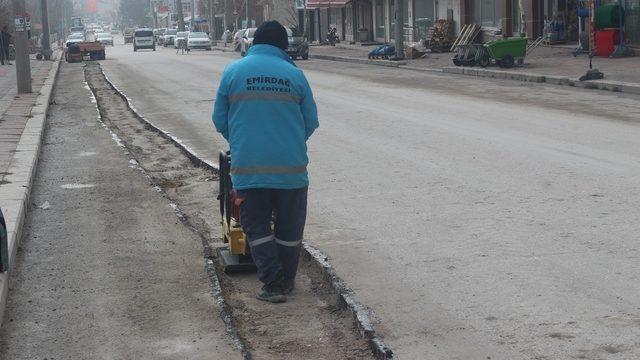 Emirdağ da bozulan yollarda asfalt yama çalışmaları başladı