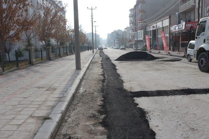 Emirdağ da bozulan yollarda asfalt yama çalışmaları başladı G2